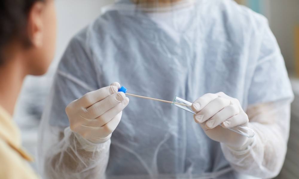 UOL: Testagem de covid-19 atinge menor patamar no SUS em dois anos de pandemia