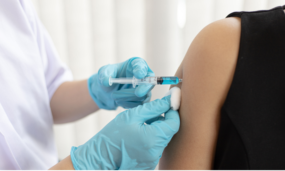 Folha: Quarta dose de vacina reduz risco de Covid longa, sugere estudo