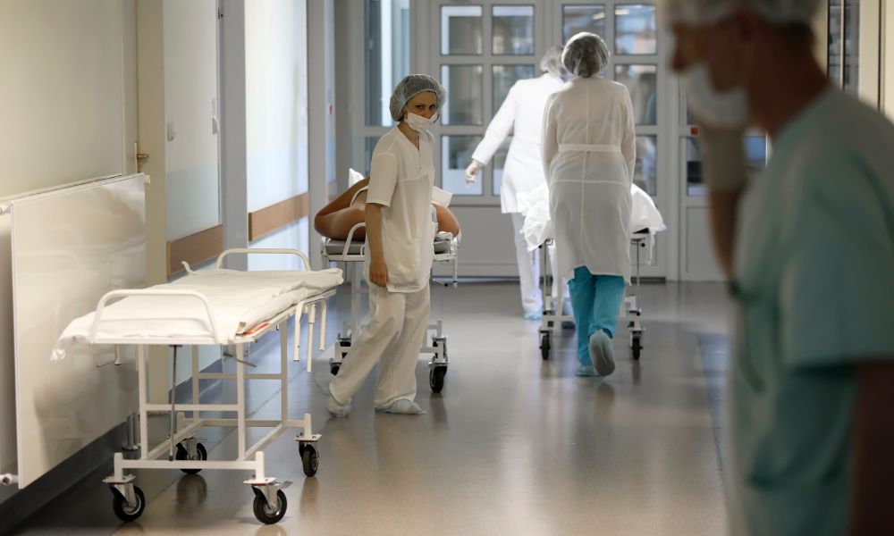 Estadão: Sublinhagens da Ômicron estão por trás da alta de casos da covid no Brasil