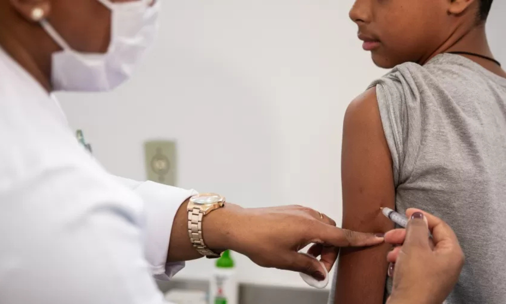 UOL: Após pico da dengue, Brasil ainda falha em vacinação e controle de mosquito