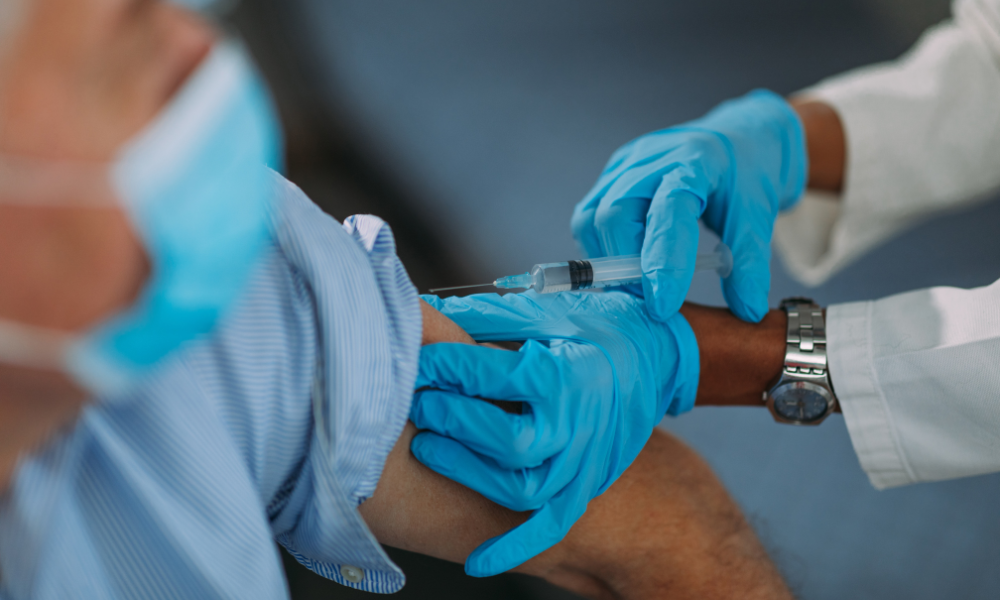 O Globo: Vacinas atuais protegem contra casos graves de covid, mas não evitam novas infecções, diz estudo